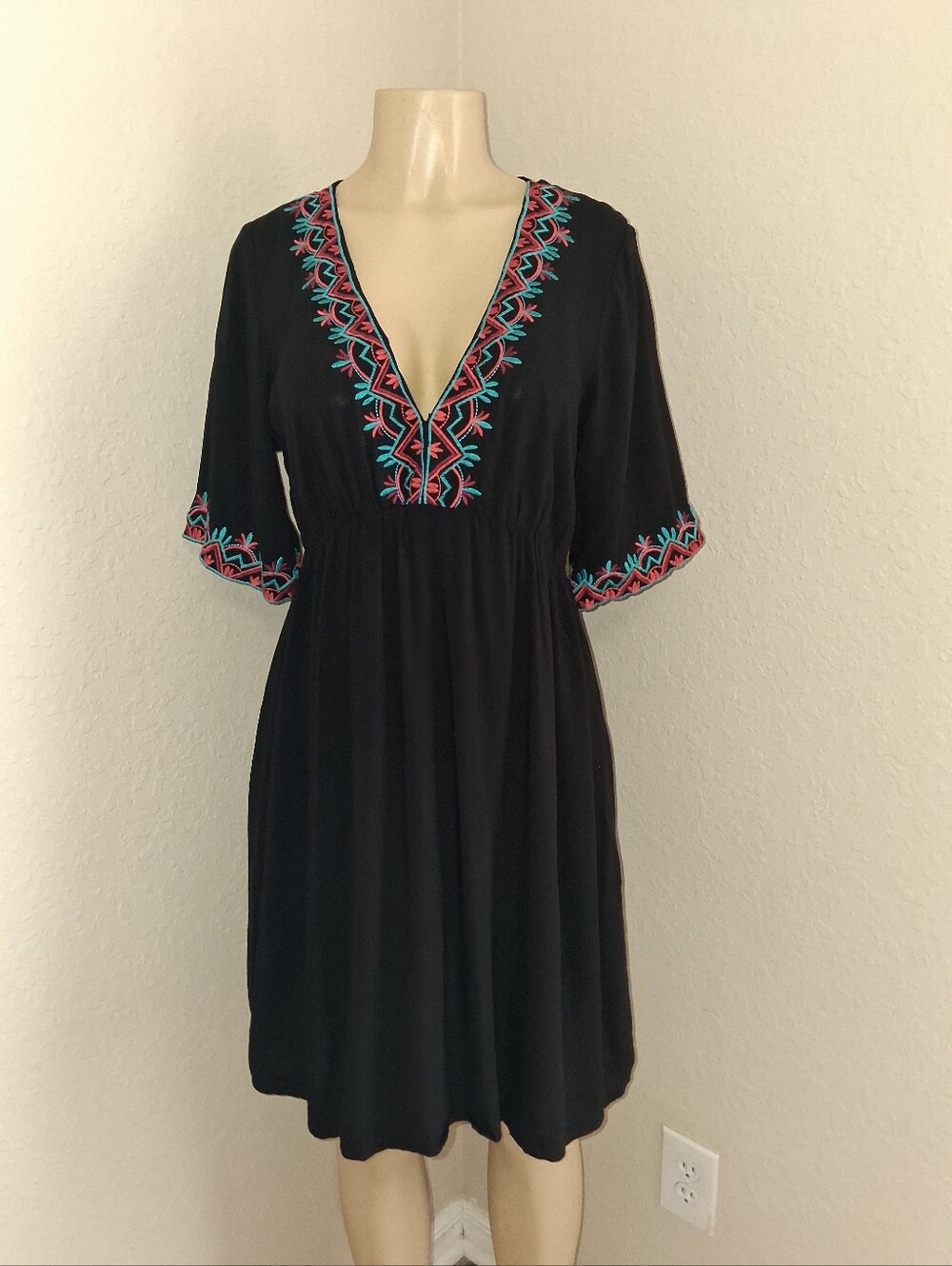 CITY TRIANGLES BLACK DRESS W/ EMBROIDERED NECK LINE SZ L